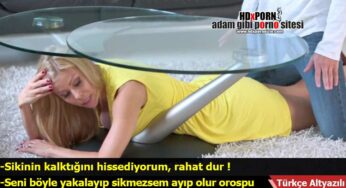 Masaya sıkışan üvey annesine çakıyor