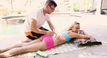 Mitchells üvey abisine güneş yağı sürdürürken amcığını siktiriyor