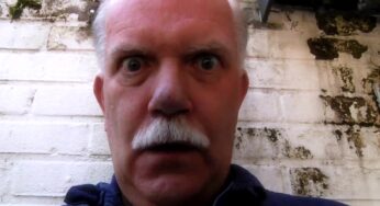 İki azgın genç hatun yaşlı adamı sırayla sikip kudurtuyor